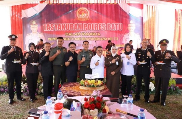 Foto: Wakil Wali Kota Batu saat sesi foto bersama Wakapolres Batu, ketua dan Wakil DPRD Kota Batu, Kepala BNN, Kejari, Komandan Pusdik Arhanut.