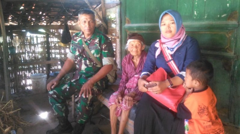 Foto: Serka Subairi dan Relawan Komunitas Sosial Saat Berkunjung Ke Gubuk Ibuk Rabbina Di Desa Larangan Luar