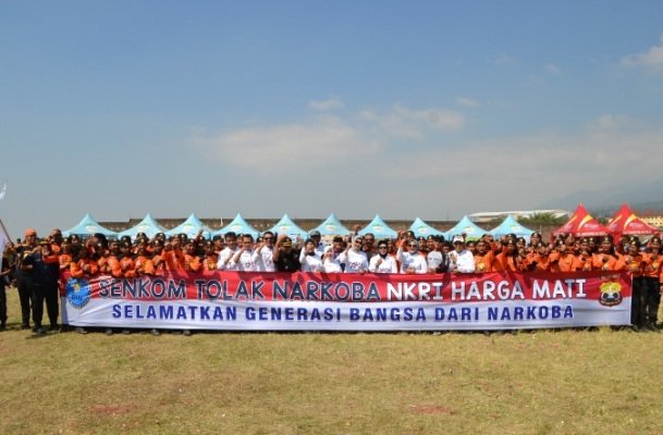 Foto: Walikota Batu Dewanti Rumpoko saat sesi foto bersama pada giat (HANI)