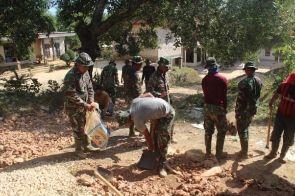 Foto: Satgas TMMD Sampang saat memulai pengaspalan