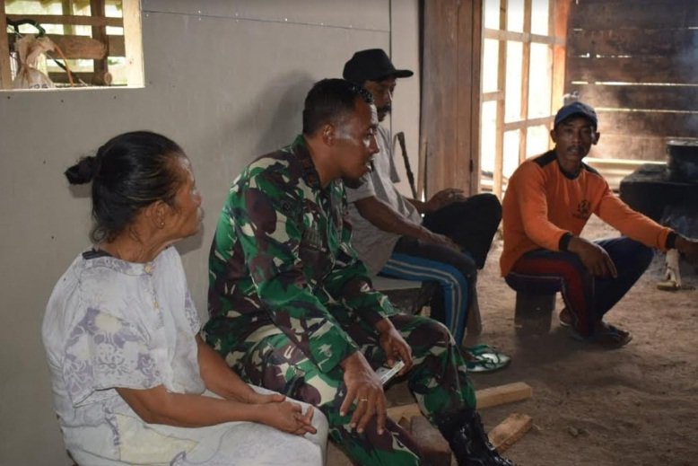Foto: Satgas TMMD saat berkunjung ke rumah warga