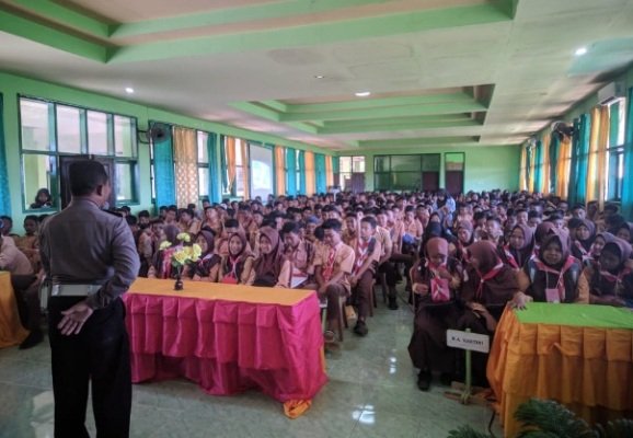Foto: Kanit Dikyasa Saat Memberikan Pembinaan di SMKN 2 Pamekasan