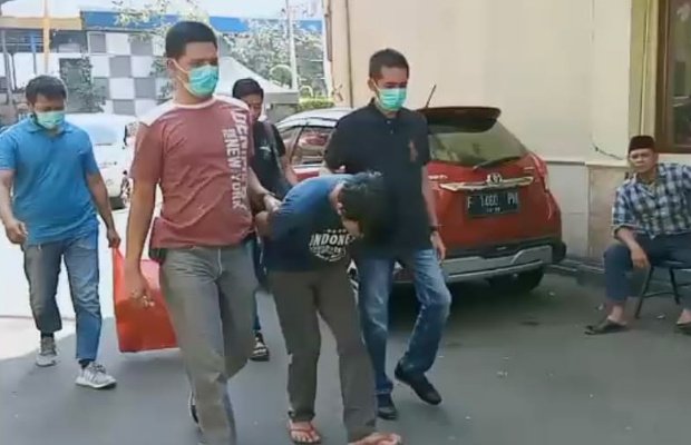 Foto: salah satu oknum mahasiswa saat diciduk satuan narkoba di kampusnya