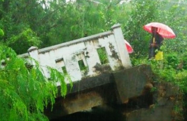 Foto: Dokumen jembatan montornah yang ambruk diterjang banjir