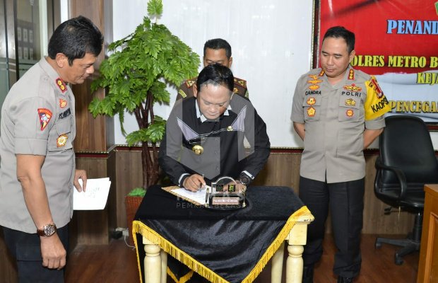Foto : Penanda-tanganan nota kesepahaman oleh Bupati Bekasi, Eka Supria Atmaja