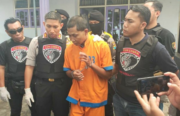 Foto: 'NA' saat dihadapkan ke camera wartawan