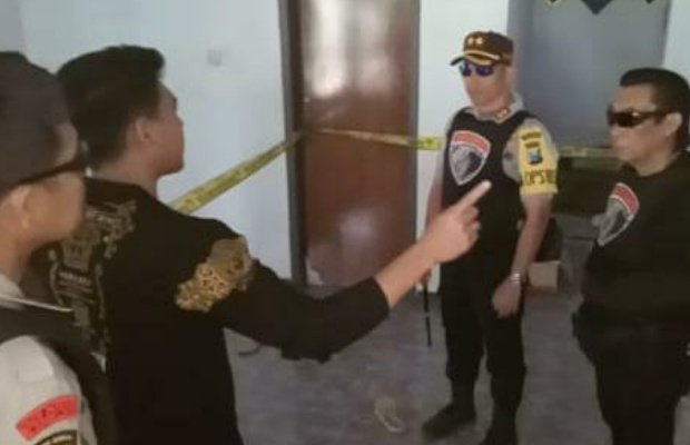 Foto: Kapolres bersama Ka. Tim Cobra Polres Lumajang saat berada di TKP