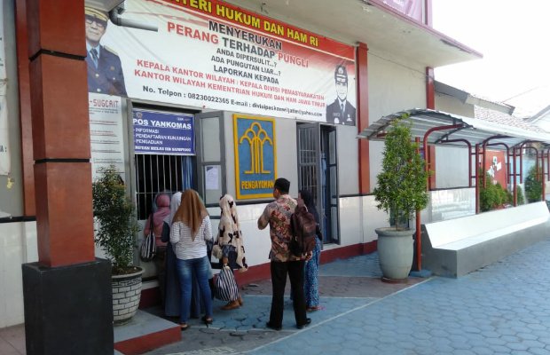 Foto: dua pejabat disdik sampang saat dibesuk anggota keluarganya