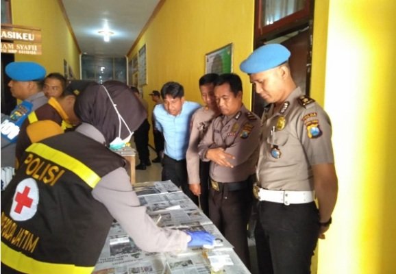 Foto: Situasi Pelaksanaan tes urine oleh Polda Jatin di Mapolres Sampang