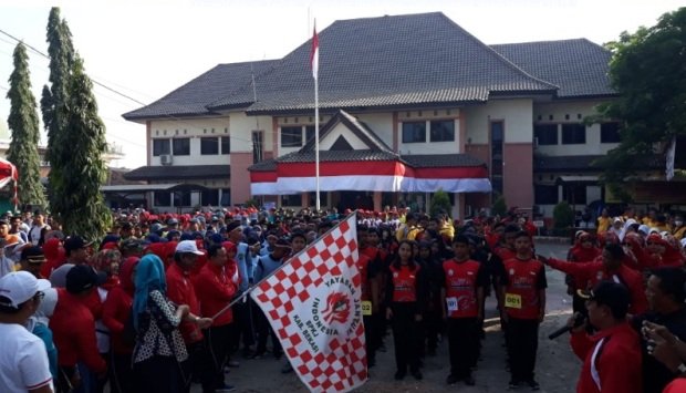 Foto: Pelaksanaan lomba gerak jalan sehat di Kec. Tambun selatan