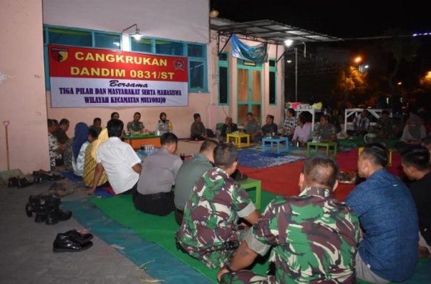 Foto: Tiga Propam Dandim Surabaya Timur saat Perkokoh Kemanunggalan TNI – Rakyat