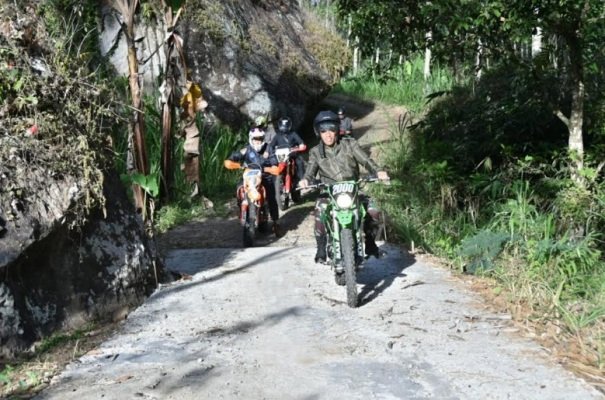Foto: Bupati Trenggalek bersama Dansatgas TMMD yang meninjau lokasi sasaran
