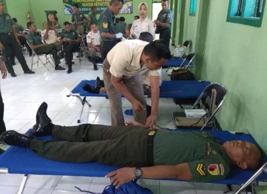 Foto: Pemberian Pelayanan Vaksin Hepatitis B di Makodim Pamekasan