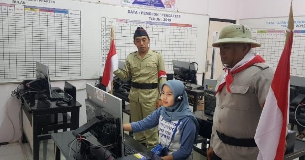 Foto: Satuan Penyelenggara Administrasi SIM (Satpas) Satlantas Polres Sampang saat melayani pemohon SIM
