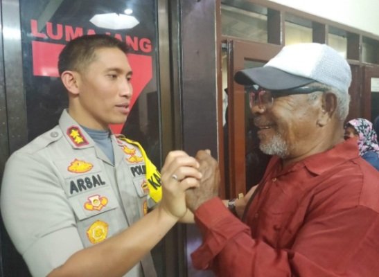 Foto: Kapolres Lumajang, bersama warga Papua yang tinggal di Lumajang