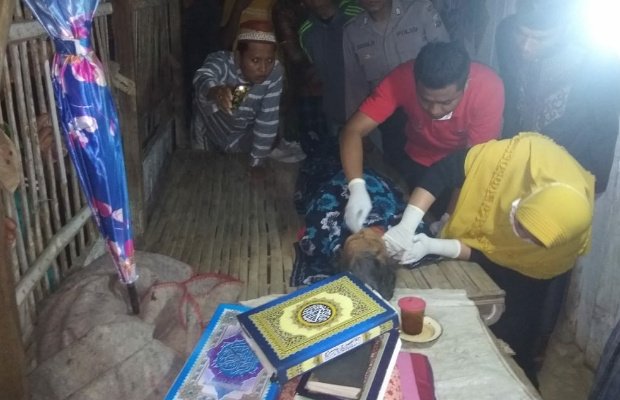Foto: petugas saat melakukan otopsi korban gantung diri d sampang