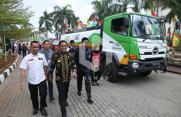 Foto : Bupati Bekasi melepas secara simbolis armada bantuan air yang akan didistribusikan ke wilayah yang dilanda kekeringan.