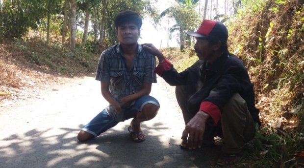 Foto: Nurul, pemuda malang yang sehari-hari membantu mencari ekonomi keluarganya ke sawah