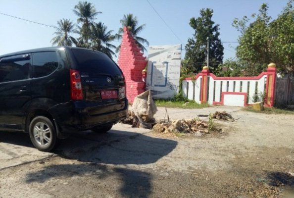 Foto: Jalan rusak di pintu masuk kantor KPU Sumenep