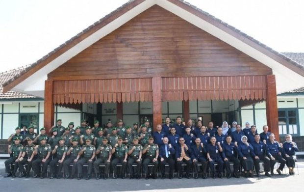 Foto Bersama usai penutupan pelatihan bela negara