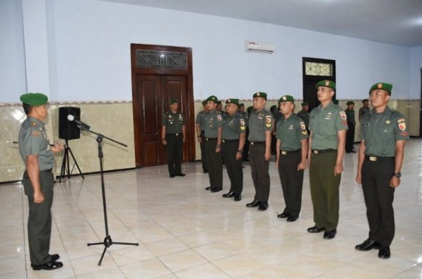 foto: Prosesi kenaikan pangkat 420 Prajurit Korem 082/CPYJ