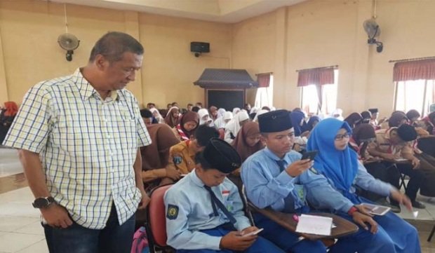 Foto: Kadisdik Sumenep Drs. Bambang Irianto, M.Si, saat memantau pelaksanaan Smart Student Contest (SSC) di STKIP PGRI Sumenep