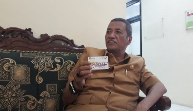 Foto: Kepala Dinas Pendidikan Kabupaten Sumenep Bambang Iriyanto saat menunjukkan kartu cerdas siswa di kantornya.