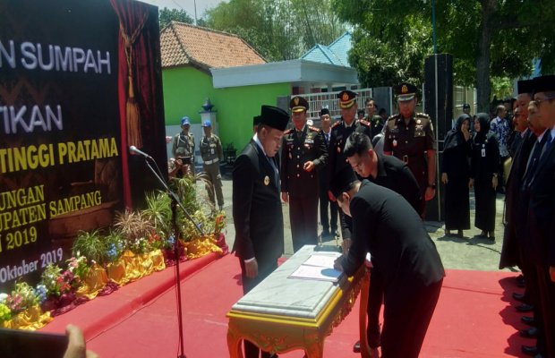 Foto : Bupati Sampang Melantik Pimpinan Tinggi  Pratama di Makam Ratoh Ebuh Sampang