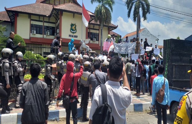 Foto: DPRD Sumenep saat dikepung demo
