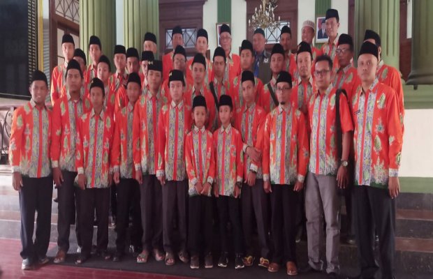 Foto : Peserta MTQ Jawa Timur bersama Bupati Bondowoso KH. Salwa Arifin beserta Kabag. Kesra Pemkab. Bondowoso Rahmatullah