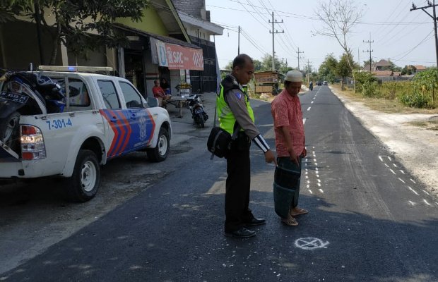Foto: petugas lalulintas saat melakukan olah TKP
