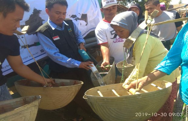 Foto: Relawan YDSF Surabaya saat membagikan air bersik kepada masyarakat