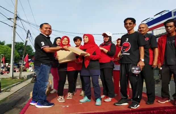 Foto : Penyerahan door-prize kepada para peserta