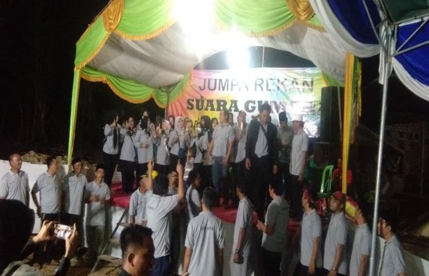 Foto : Rekan Suara Gumara Sampang saat nyanyi bersama