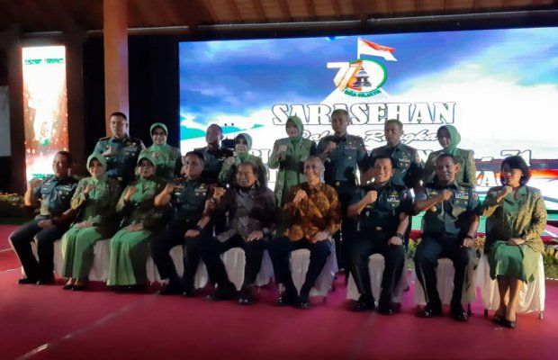 Foto: Sesepuh Kodam V/Brawijaya saat foto bersama di Pendopo Agung Trowulan