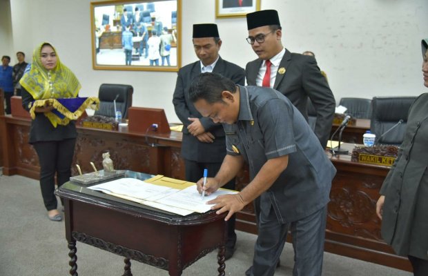 Foto : Penandatanganan Penetapan Raperda