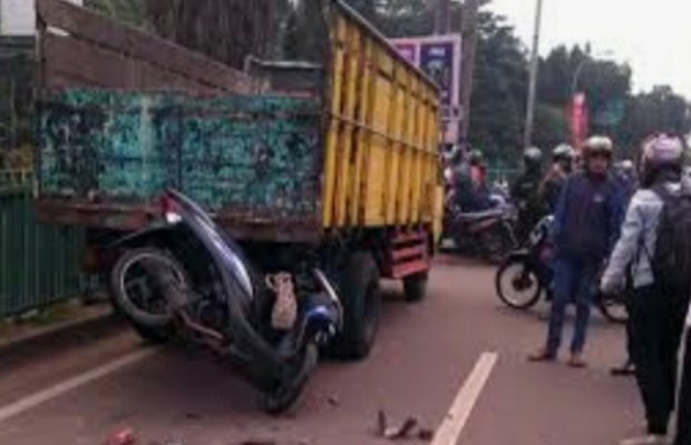 Foto: ilustrasi pengendara motor tabrak truk 