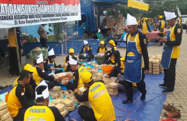 Foto: tumpukan makanan yang disiapkan relawan sosial