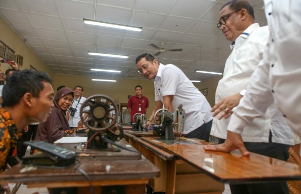 Foto: Menteri Sosial Juliari P. Batubara menyempatkan foto bersama pejabat Kementerian Sosial 