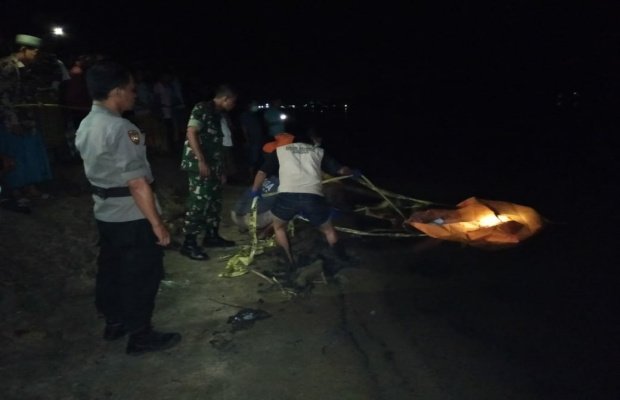 Foto: Proses Evakuasi Mayat Oleh TNI - Polri, BPBD Pamekasan dan Warga