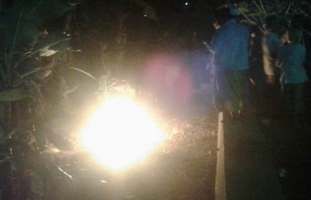 Foto: warga menyaksikan sumur bor yang mengeluarkan api