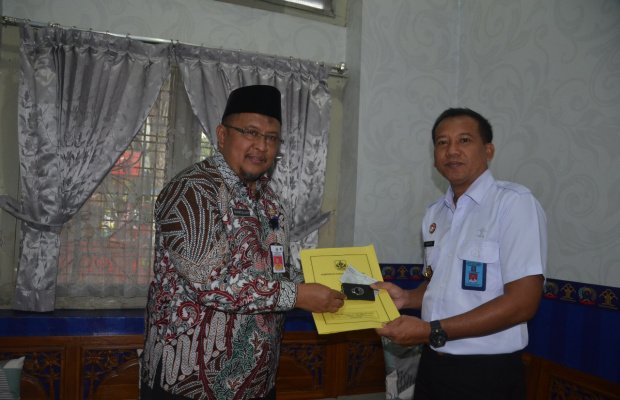 Foto: Sekda Saifullah saat menyerahkan mobil ambulance