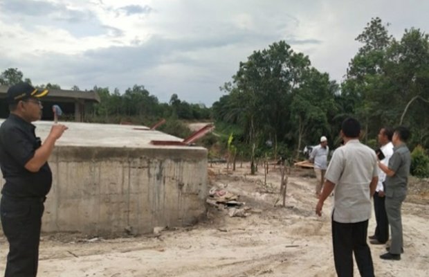 Foto: Komisi II DPRD PALI Tinjau pembangunan Proyek yang belum selesai,,