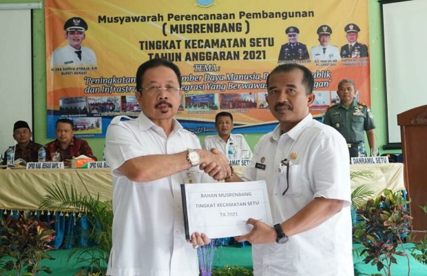 Foto : Sekdakab Bekasi, Uju, dan Plt. Camat Setu, Iman Santoso