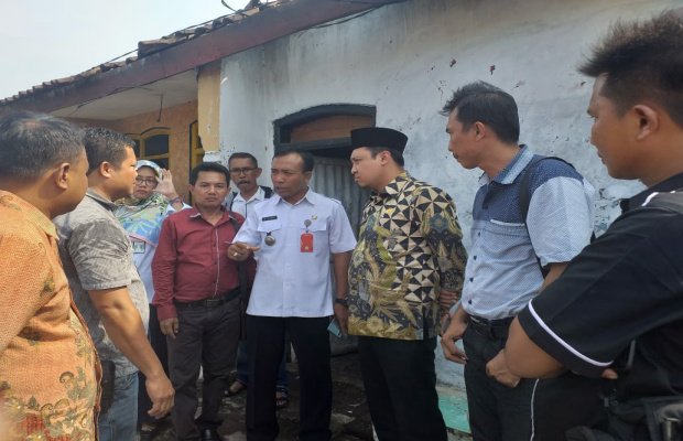 Foto  :  Ketua DPRD Kota Probolinggo Memberikan Bantuan.