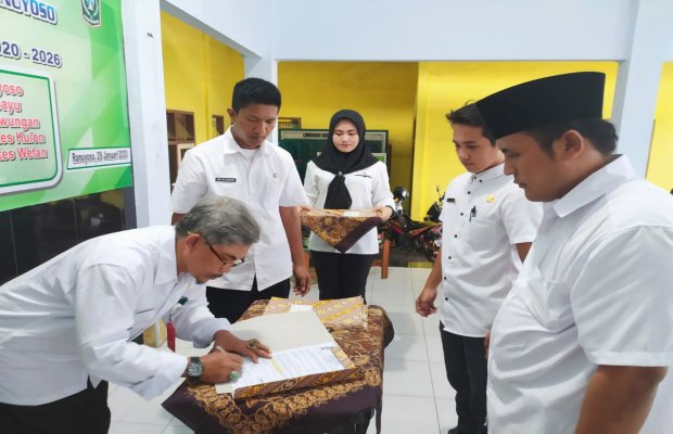 Foto: Prosesi penanda tanganan serah terima jabatan, di aula Kantor Camat Ranuyoso Lumajang