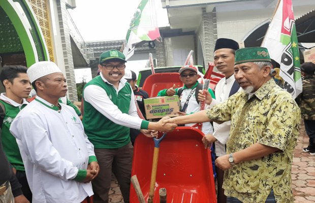 Foto : Sekretaris DPC PKB Bondowoso, Tohari S.Ag menyerahkan bantuan untuk korban banjir bandang bondowoso 