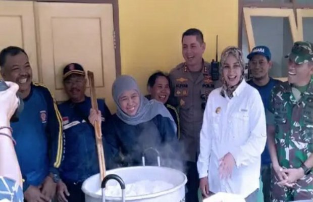 Foto: Gubernur Jawa Timur Khofifar Indar Parawansah bersama Bupati Jember Faida saat di lokasi banjir bandang