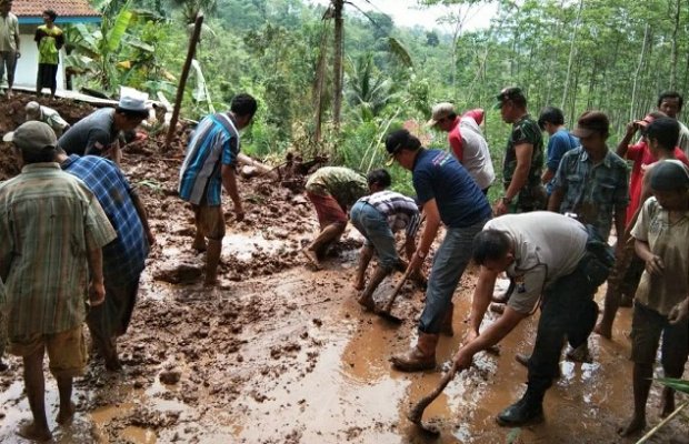 Foto: warga saat membersihkan sampah sisa banjir