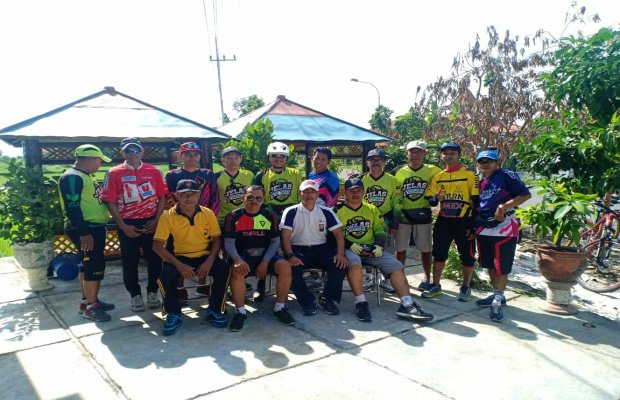 Foto: Waka Polsek Pademawu dan Anggotanya Bersama Pecinta Gowes
